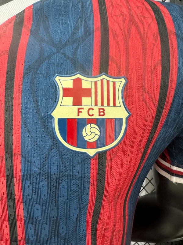 Nuova maglia FC Barcelona 125 anniversario 2025-2026 stemma