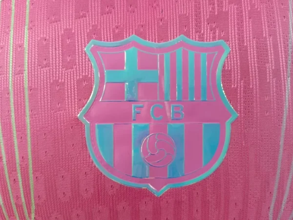 Nuova maglia FC Barcelona rosa 2025-2026 stemma