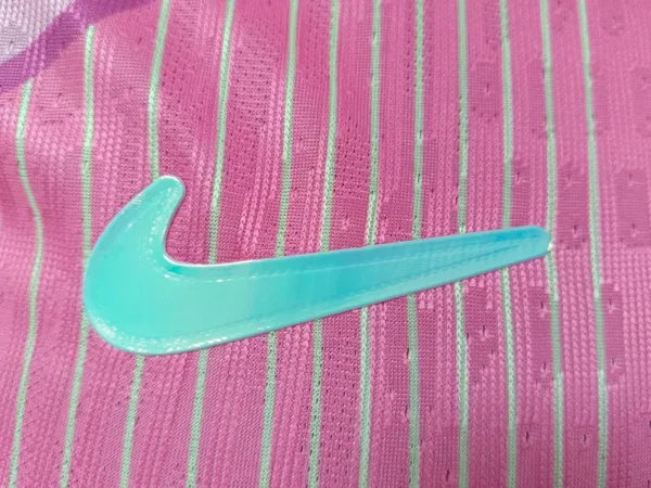 Nuova maglia FC Barcelona rosa 2025-2026 logo