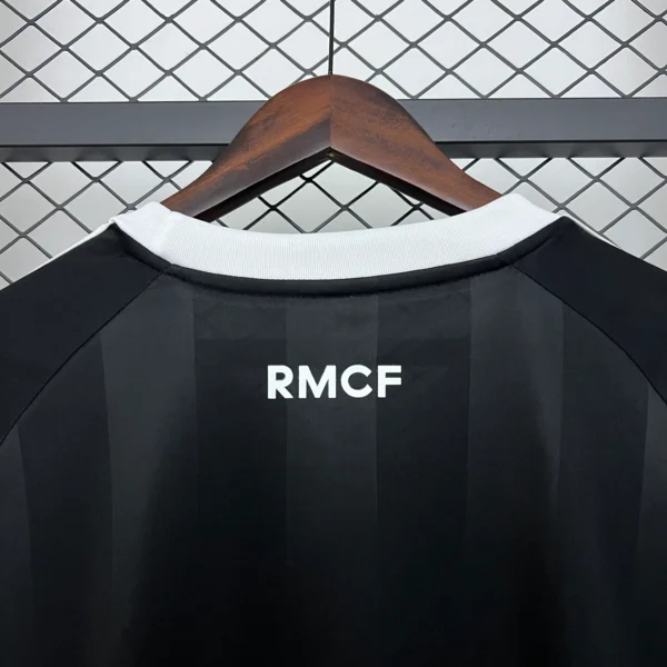 Nuova maglia Real Madrid Nera 2025-2026 scollo anteriore