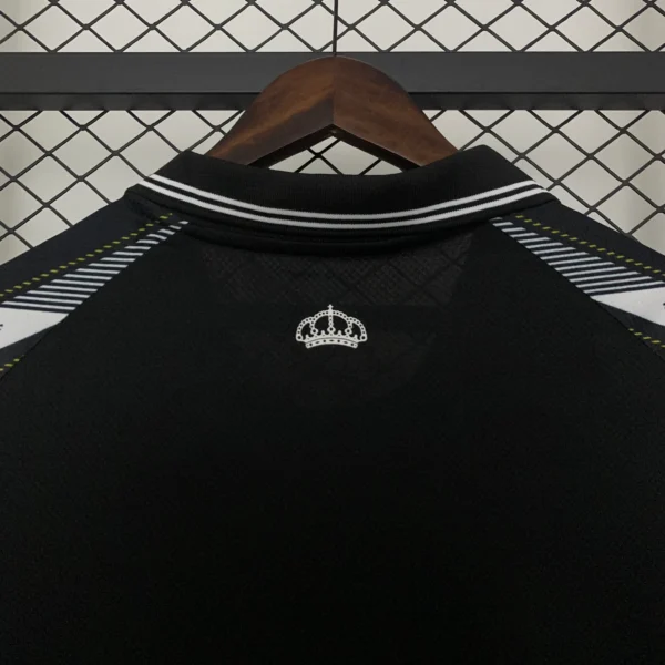 Nuova maglia Real Madrid 2025-2026 nera scollo anteriore