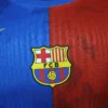 Maglia FC Barcelona blu/rossa 2025-2026 stemma