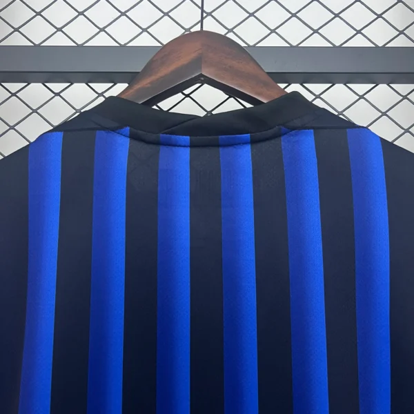 Camiseta Inter Milan Lautaro 2025-2026 cuello anterior