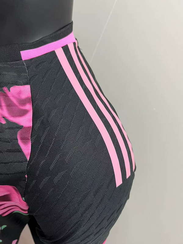 Maglia Real Madrid 2025-2026 Serpente rosa spalla 1