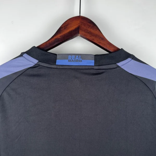 Maglia Real Madrid nera 2016-2017 scollo anteriore