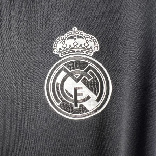 Maglia Real Madrid nera 2016-2017 stemma
