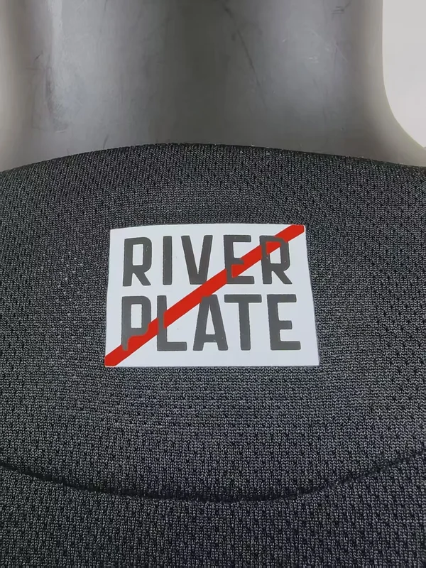 Maglia River Plate rosso/nero 2025-2026 collo anteriore
