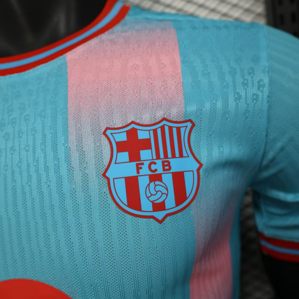 Maglia azzurra FC Barcelona 2025-2026 stemma