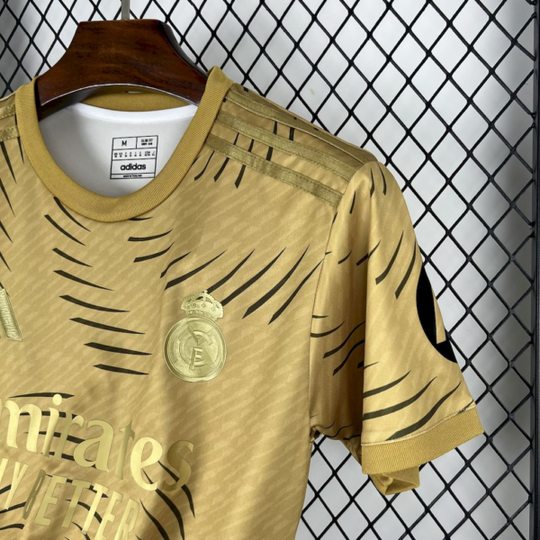 Maglia dorata Real Madrid 2025-2026 manica