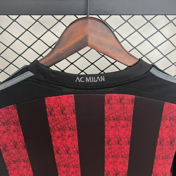 Maglia retrò AC Milan 2015-2016 Rosso/Nera colletto anteriore