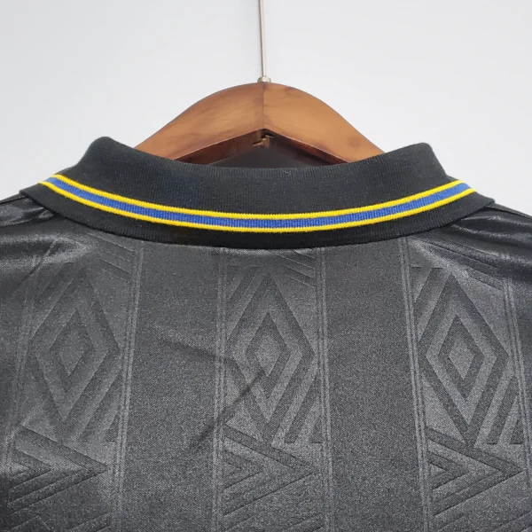 Maglia retro Manchester United nera 1993-1995 collo anteriore