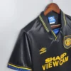 Maglia retro Manchester United nera 1993-1995 spalla