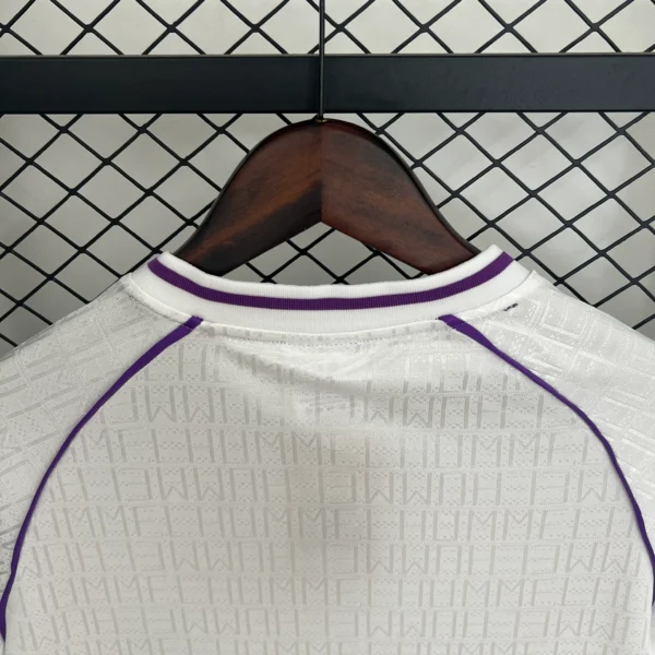 Maglia retrò Real Madrid Bianca 1990-1992 scollo anteriore