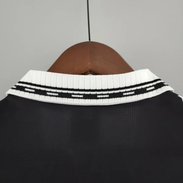 Maglia retro Real Madrid Nera 1997-1998 scollo anteriore