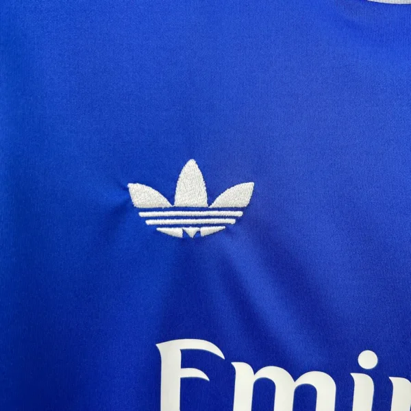 Conjunto Real Madrid niño 2025-2026 Azul logo