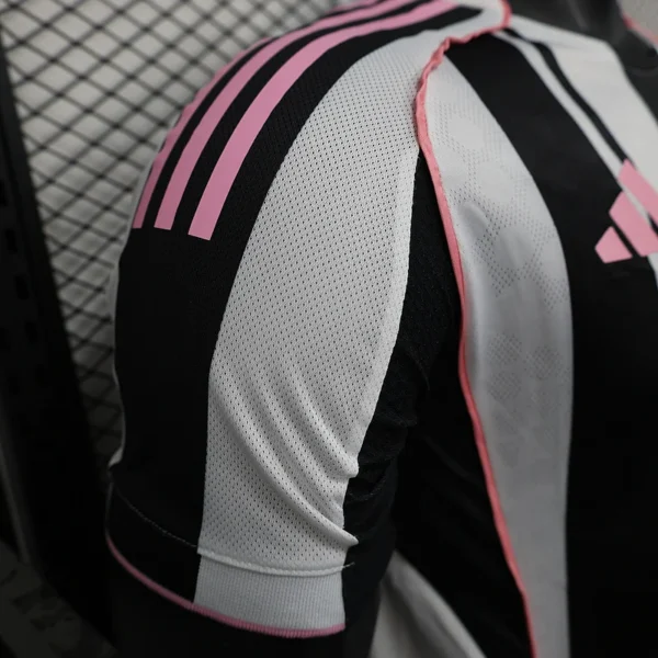 Nuova maglia Juventus 2025-2026 spalla