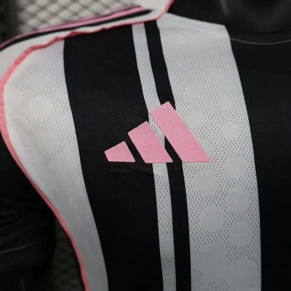 Nuova maglia Juventus 2025-2026 logo