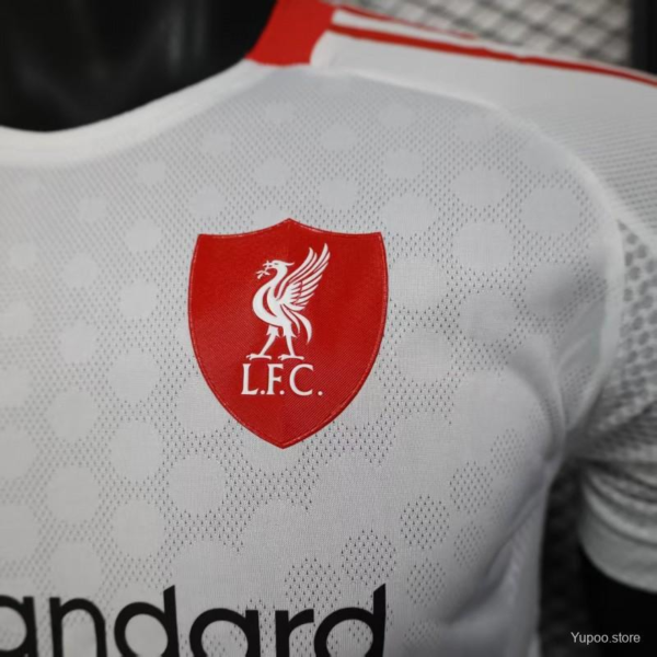 Maglia bianca Liverpool 2025-2026 stemma