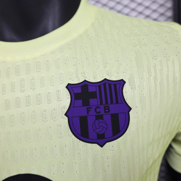 Maglia gialla FC Barcellona 2025-2026 stemma