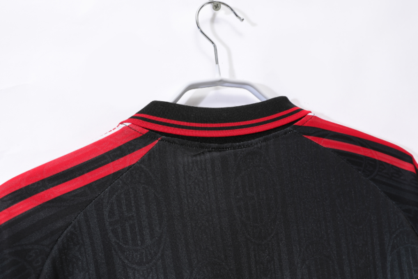Maglia retro nera AC Milan 1997-1998 colletto anteriore