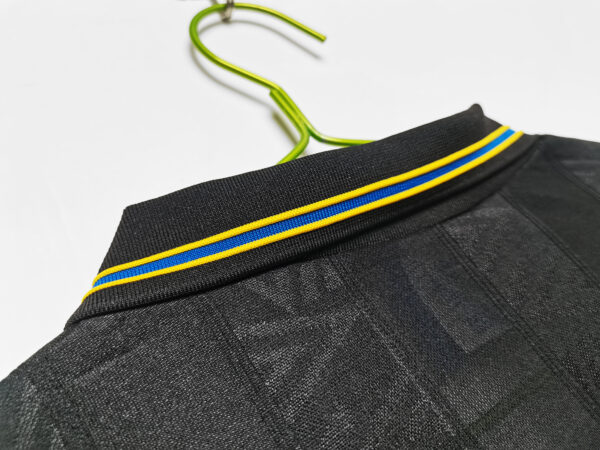 Maglia retro nera Manchester United a maniche lunghe 1993-1994 collo anteriore