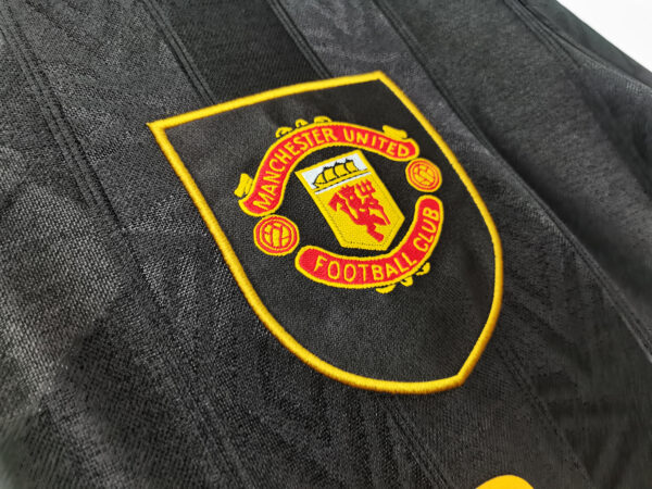 Maglia retro nera Manchester United a maniche lunghe 1993-1994 stemma