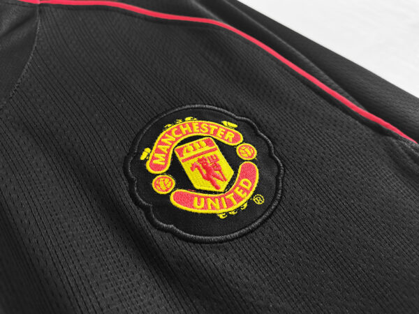Maglia retro nera Manchester United manica lunga 2007-2008 stema