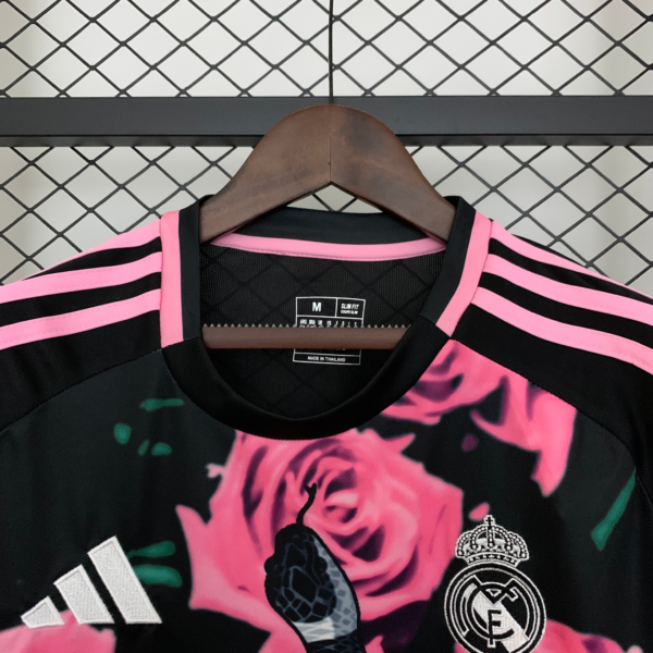 maglia serpente rosa Real Madrid 2025-2026 collo