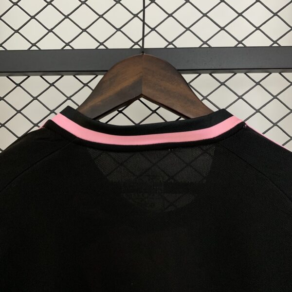 maglia serpente rosa Real Madrid 2025-2026 scollo anteriore