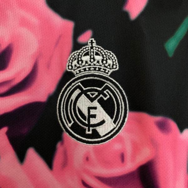 maglia serpente rosa Real Madrid 2025-2026 stemma