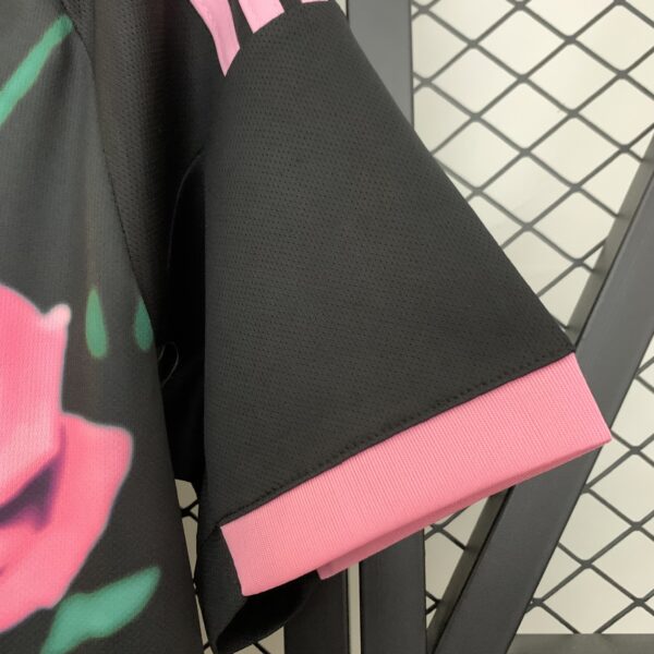 maglia serpente rosa Real Madrid 2025-2026 manica