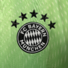 Maglia verde Bayern Monaco 2025-2026 stemma