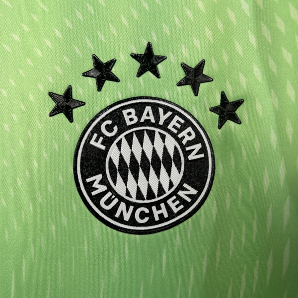 Maglia verde Bayern Monaco 2025-2026 stemma