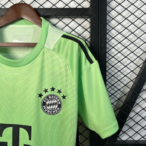 Maglia verde Bayern Monaco 2025-2026 spalla