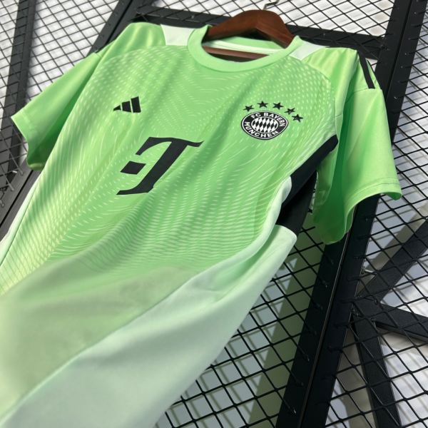 Maglia verde Bayern Monaco 2025-2026 laterale