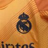 Conjunto bambino arancione Real Madrid 2024-2025 stemma