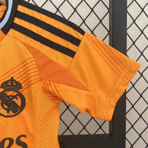 Conjunto bambino arancione Real Madrid 2024-2025 manica