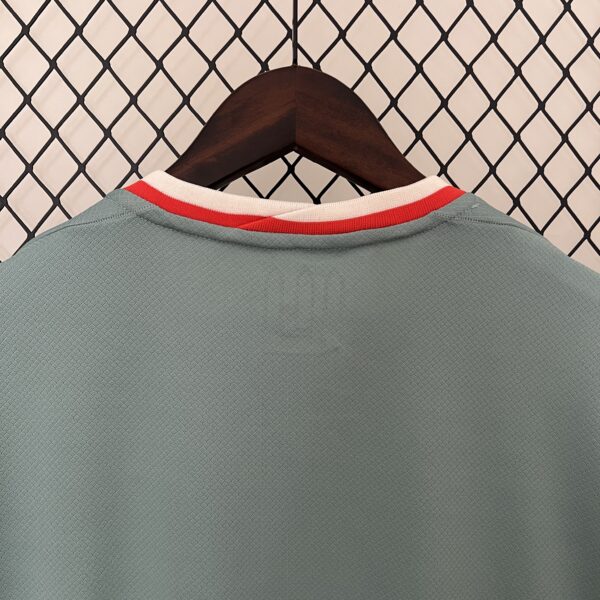 Maglia Atletico Madrid 2024-2025 collo anteriore