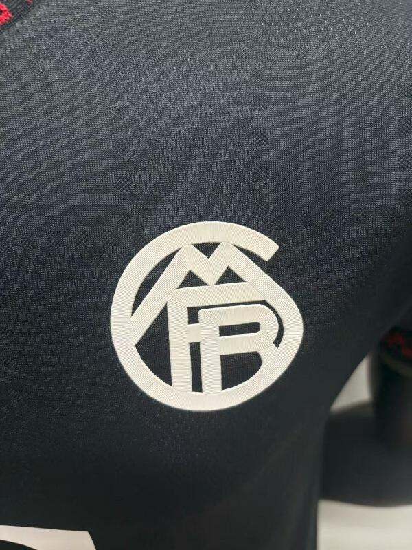 Maglia Bayern Monaco nera 2025-2026 stemma