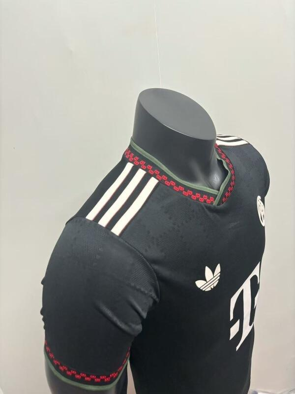 Maglia Bayern Monaco nera 2025-2026 spalla