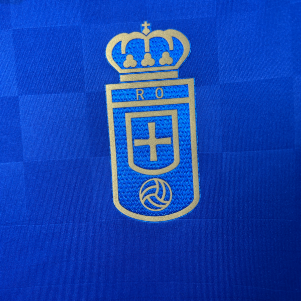 Maglia Real Oviedo blu 2025-2026 stemma