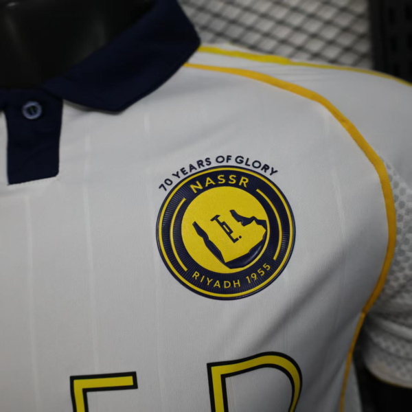 Camiseta blanca Al Nassr 2025-2026 escudo
