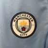 Completino bambino celeste Manchester City 2024-2025 stemma
