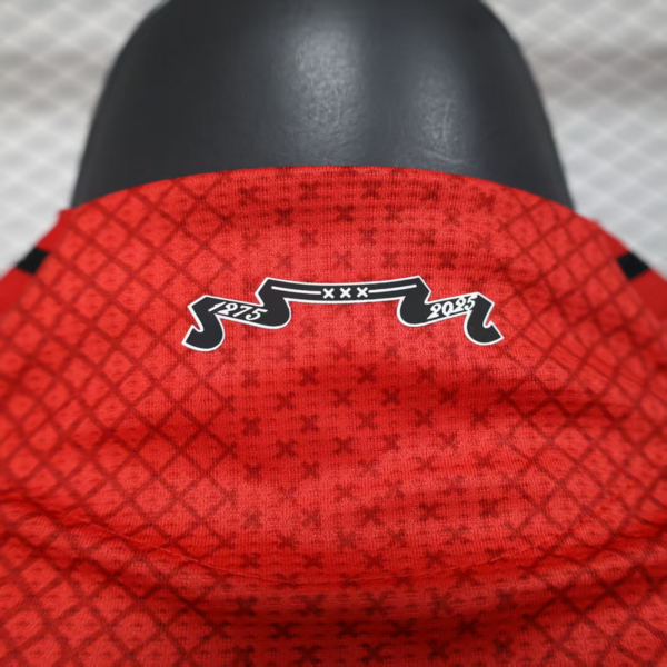 Maglia Ajax rosso/bianco 2025-2026 collo anteriore