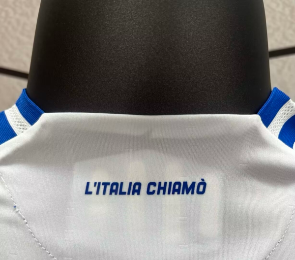 Camiseta Italia blanca 2024-2025 cuello anterior