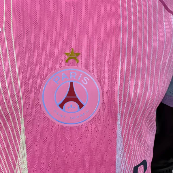 Maglia Paris Saint-Germain rosa 2025-2026 stemma
