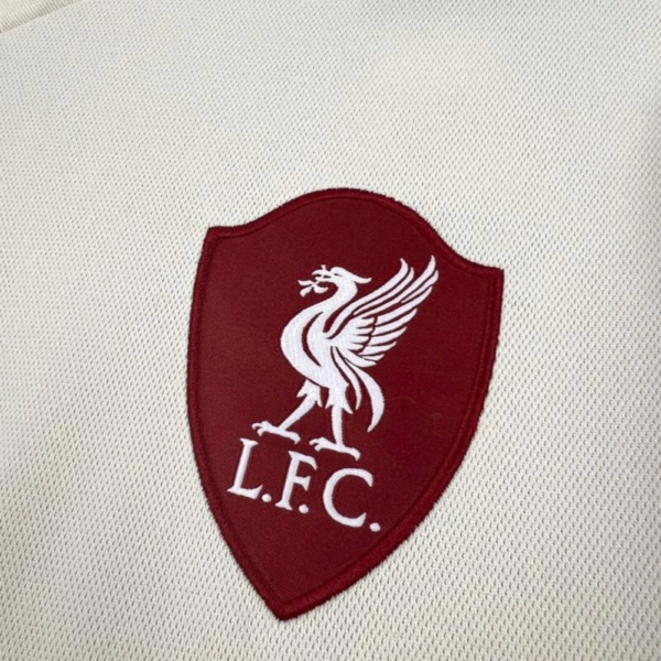 Maglia bianca Liverpool manica lunga 2025-2026 stemma
