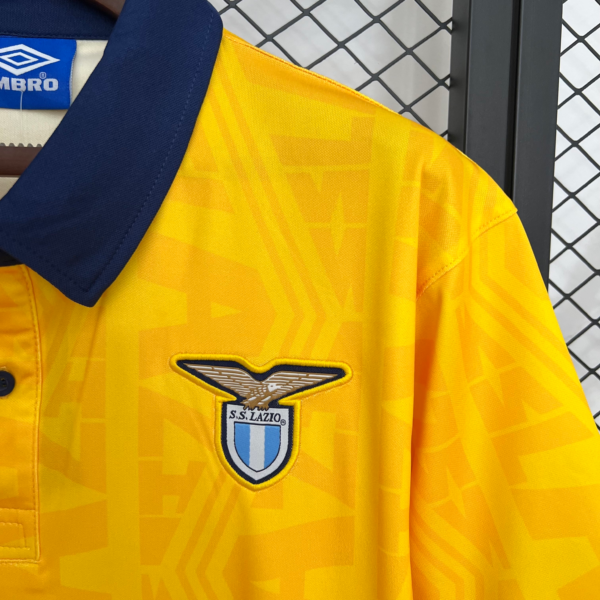 Maglia retrò gialla Lazio 1992–1994 stemma