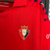 Maglia rossa CA Osasuna 2025-2026 stemma