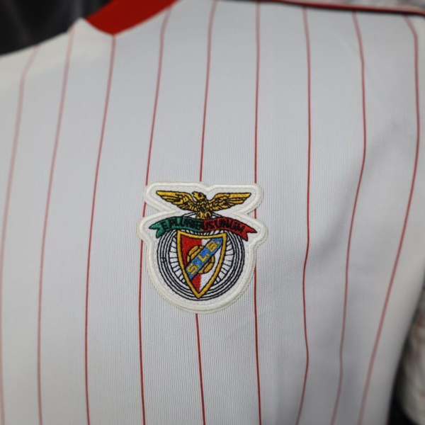 Nuova maglia bianca Benfica 2025-2026 stemma